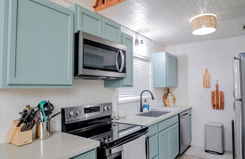Jasper Cottage | Lakeside cottage, water access + pet friendly