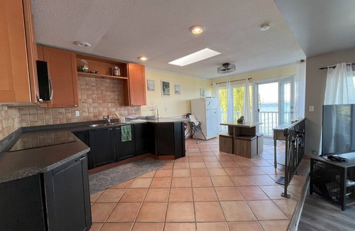 Victoria Harbour Cottage | Lakeside Escape: Cozy Family Cottage Retreat