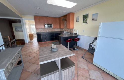 Victoria Harbour Cottage | Lakeside Escape: Cozy Family Cottage Retreat