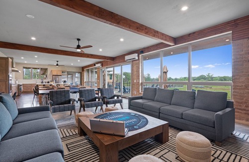 La Grange House | Lakeside Family Getaway – Amenity Packed