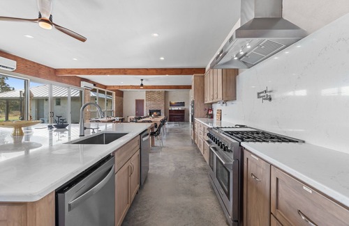 La Grange House | Lakeside Family Getaway – Amenity Packed