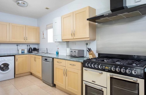 Fossebridge Cottage | Lakeside House - sleeps 10 guests in 4 bedrooms