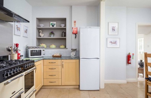 Fossebridge Cottage | Lakeside House - sleeps 10 guests in 4 bedrooms