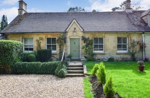 Fossebridge Cottage | Lakeside House - sleeps 10 guests in 4 bedrooms