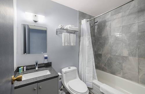 Cloyne Hotel | Lakeside Inn