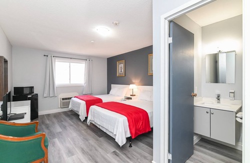 Cloyne Hotel | Lakeside Inn