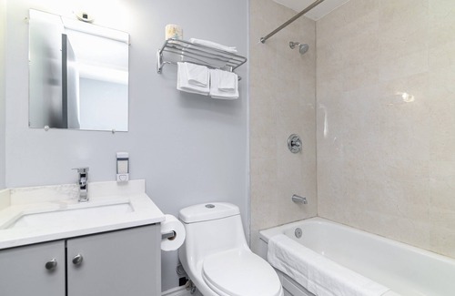 Cloyne Hotel | Lakeside Inn