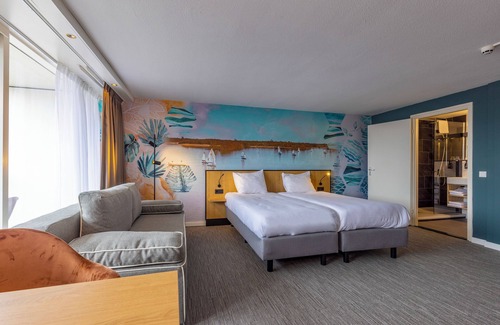 Oud-Loosdrecht House | Lakeside Lodging with Bike Rentals, Canoe Launch and Gourmet Restaurant