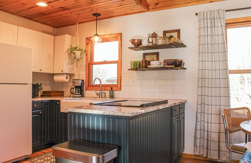 Markville Cabin | Lakeside Log Cabin + Hot Tub