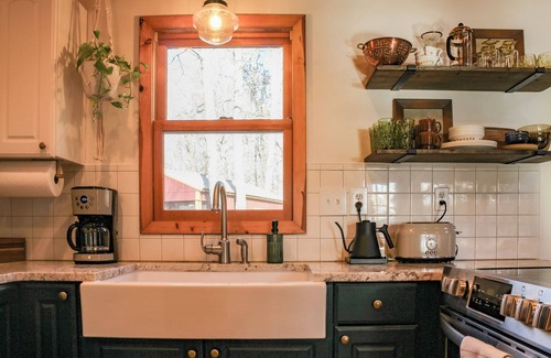 Markville Cabin | Lakeside Log Cabin + Hot Tub