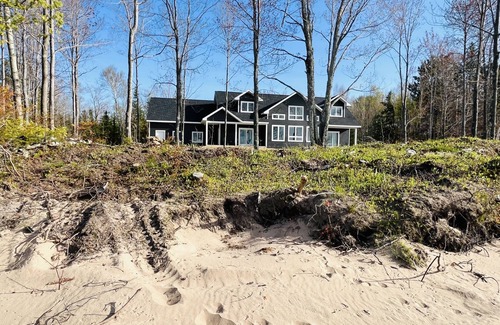 Ontonagon House | Lakeside Lookout 3 Bedroom