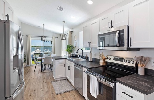Shelbyville Cottage | Lakeside Luxury Cottage - Boat Rentals/Dock/Lakefront