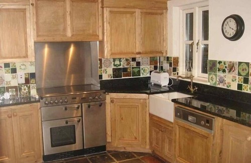 Garrykennedy Cottage | Lakeside Luxury, Old World Charm - Free Fast WiFi 500mbs