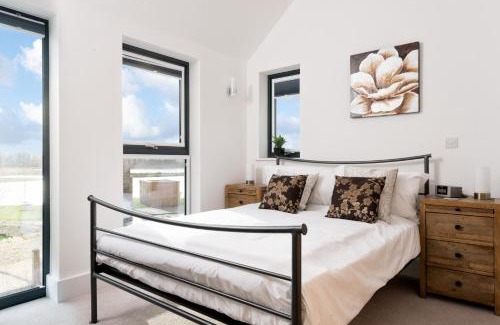 Holworth House | Lakeside property with spa access on a nature reserve Sand Martin BV07