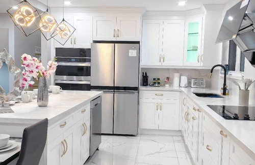 Ajax House | Lakeside Retreat | Modern Renovated House|9 Parkings| Large Backyard