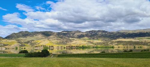 Mount Pisa House | Lakeside Retreat