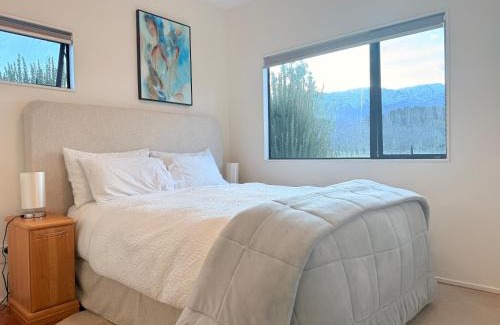 Mount Pisa House | Lakeside Retreat