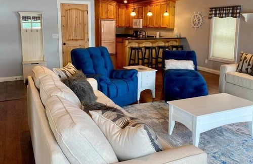 Howe House | Lakeside Retreat on Pigeon Lake