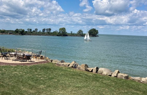 Lorain House | LAKESIDE RETREAT-Overlooking the scenic beauty of Lake Erie, Lorain,Ohio