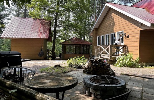 Otter Lake House | Lakeside Retreat with Hot Tub and Bunkie. Sleeps 10