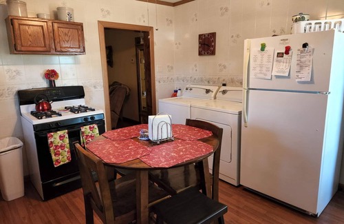 Ina House | Lakeside Shady Rest Home Away from Home blocks from Rend Lake and I57/I64