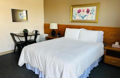 Plaster Rock Hotel | Lakeside Stays