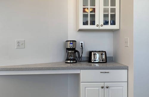 Alburg Cottage | Lakeside Sunrise Cottage with hot tub