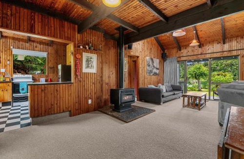 Okere Falls House | Lakeside Villa - Lake Rotoiti Holiday Home