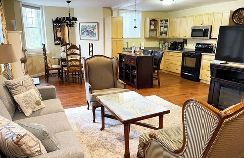 Kingston Apartment | Lakeside Wooded Retreat on Kingston Lake
