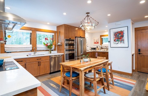 Tahoe Tavern House | Lakeview - 10 mins to Palisades Tahoe/Walk to Town!