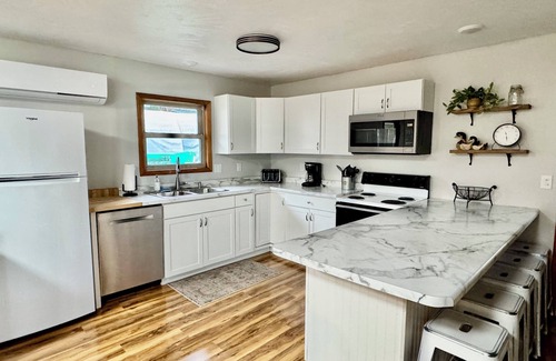 Crofton Cabin | Lakeview Cabin- minutes from beach!
