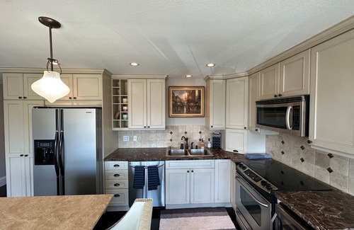 Moss Bay Condo | Lakeview condo steps to famous Lake Street, Kirkland