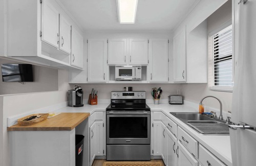 Myrtle Beach House | Lakeview Getaway: Ground-Level 3BR Near Beach