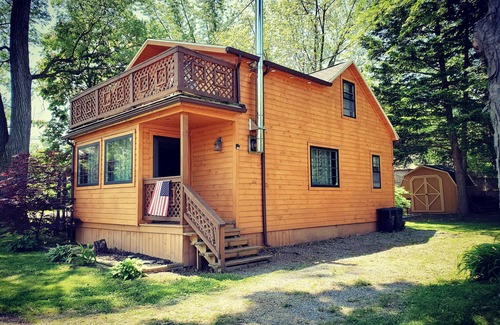 Silver Creek Cabin | LAKEVIEW Hot Tub Retreat Near Wineries!