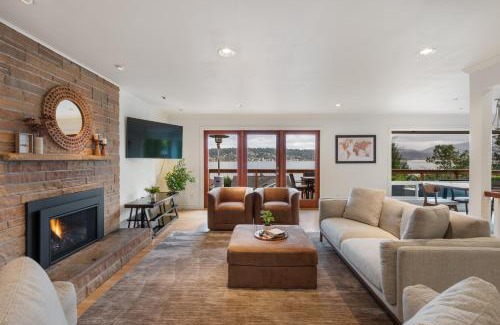 East Lake Hills House | Lakeview house centrally located