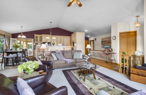 Delhi House | Lakeview Living - MAIN LIVING - Vacation home rental