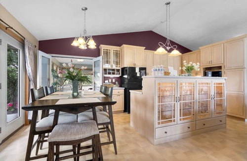 Delhi House | Lakeview Living - MAIN LIVING - Vacation home rental