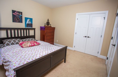 Southeast Edmonton Bed & Breakfast | Lakeview Luxurious 2 Beds w/Pool Table