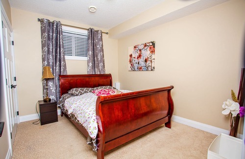 Southeast Edmonton Bed & Breakfast | Lakeview Luxurious 2 Beds w/Pool Table