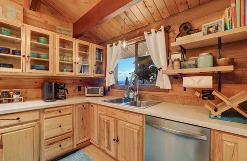 Lincoln Park House | Lakeview Mountain Escape | Hot Tub-Deck-Sleeps 10