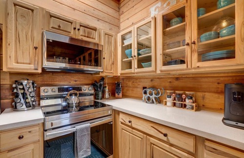 Lincoln Park House | Lakeview Mountain Escape | Hot Tub-Deck-Sleeps 10