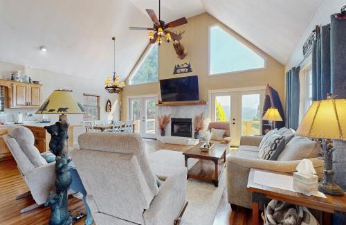 Hayesville House | Lakeview Mountain Retreat