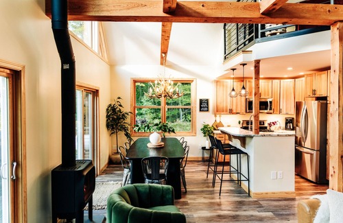 Green Mountains Cabin | Lakeview☀️Near Stowe🥾4 Bedroom👨‍👩‍👧‍👦Hot Tub🥂Mountain View🏔Canoe🛶Game Room🎱Swimming🏊‍♀️