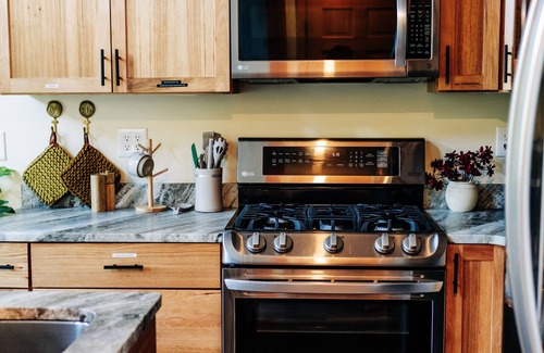 Green Mountains Cabin | Lakeview☀️Near Stowe🥾4 Bedroom👨‍👩‍👧‍👦Hot Tub🥂Mountain View🏔Canoe🛶Game Room🎱Swimming🏊‍♀️