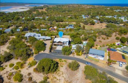 Preston Beach House | LakeView Retreat, 3x2, pet friendly, sleeps 8, 4WD & fishing