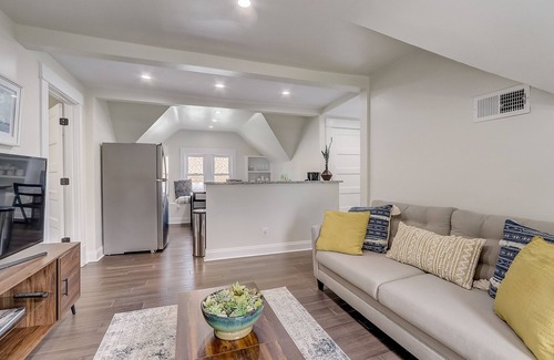 Linden Hills Apartment | LAKEVIEW RETREAT LINDEN HILLS, DINE SHOP BANDSHELL