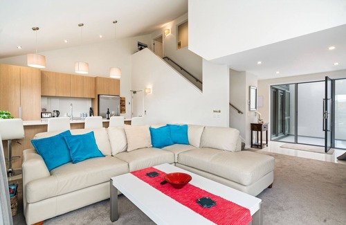 Frankton House | Lakeview Retreat - Queenstown Holiday Home