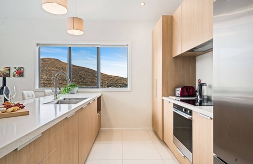 Frankton House | Lakeview Retreat - Queenstown Holiday Home