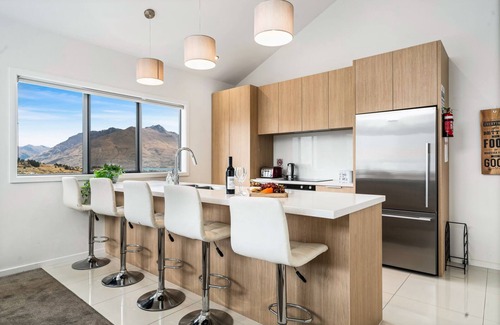 Frankton House | Lakeview Retreat - Queenstown Holiday Home