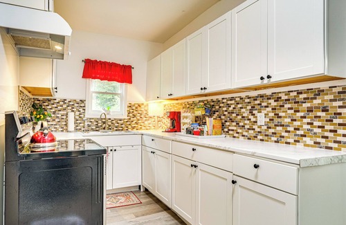 Lemon Springs House | Lakeview Vacation Rental - Walk to Crystal Lake!